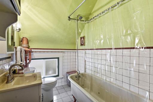 Full bathroom upstairs on same level as bedrooms
