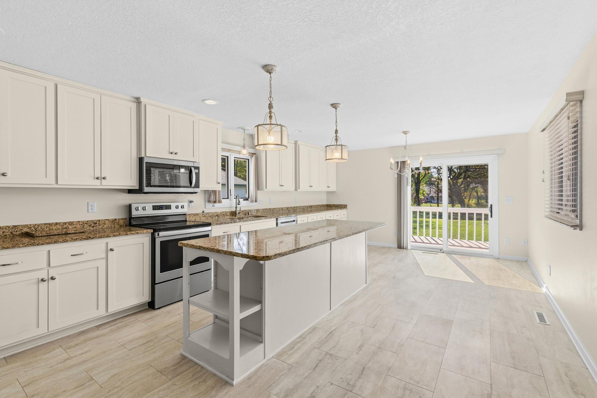 WOWZER!!! Now THIS is a KITCHEN AND DINETTE!