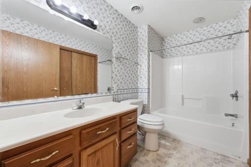 324 Valley View Drive SE, Willmar, MN 56201