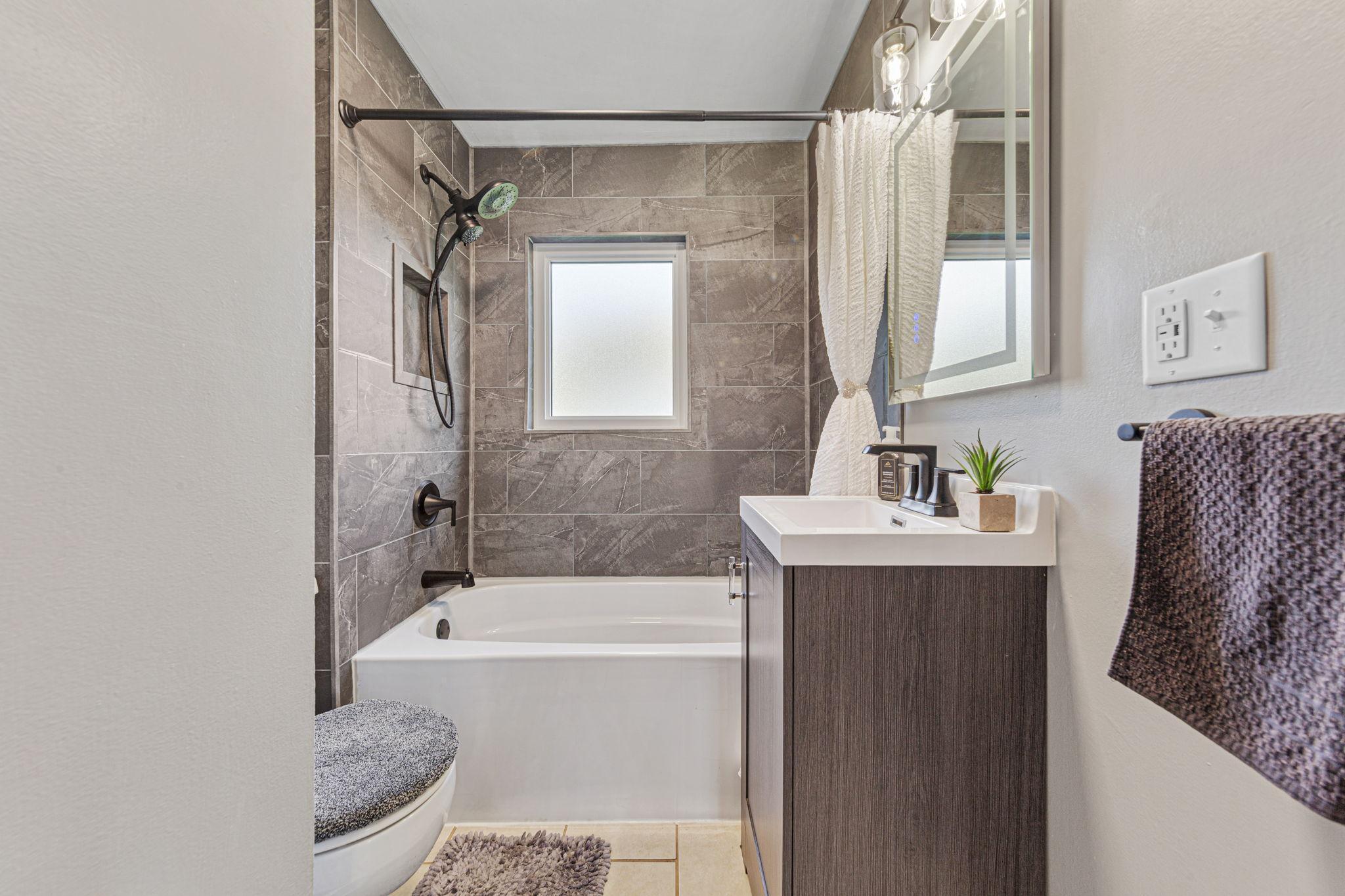 16-web-or-mls-16 Bathroom.jpg