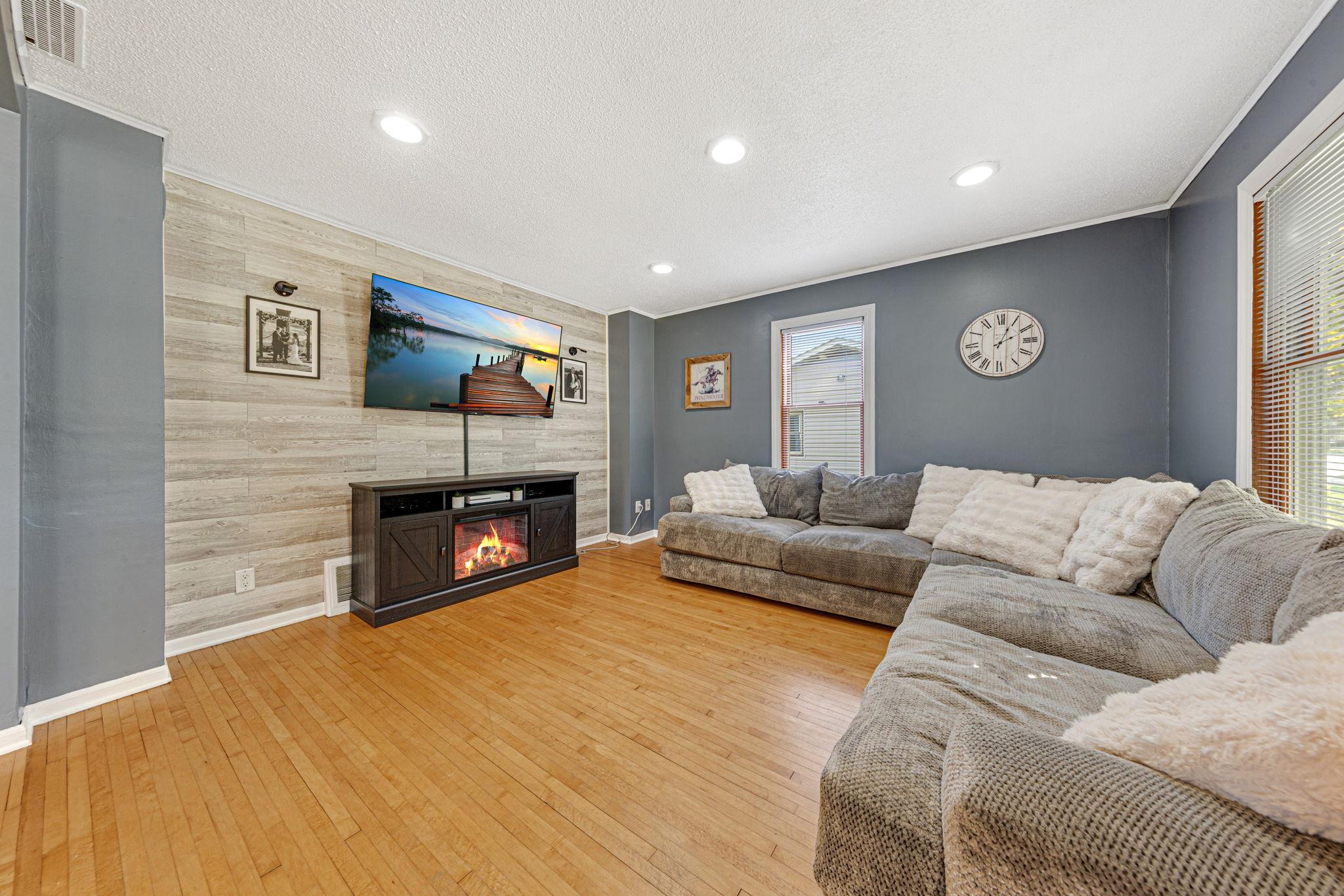 12-web-or-mls-12 Living.jpg