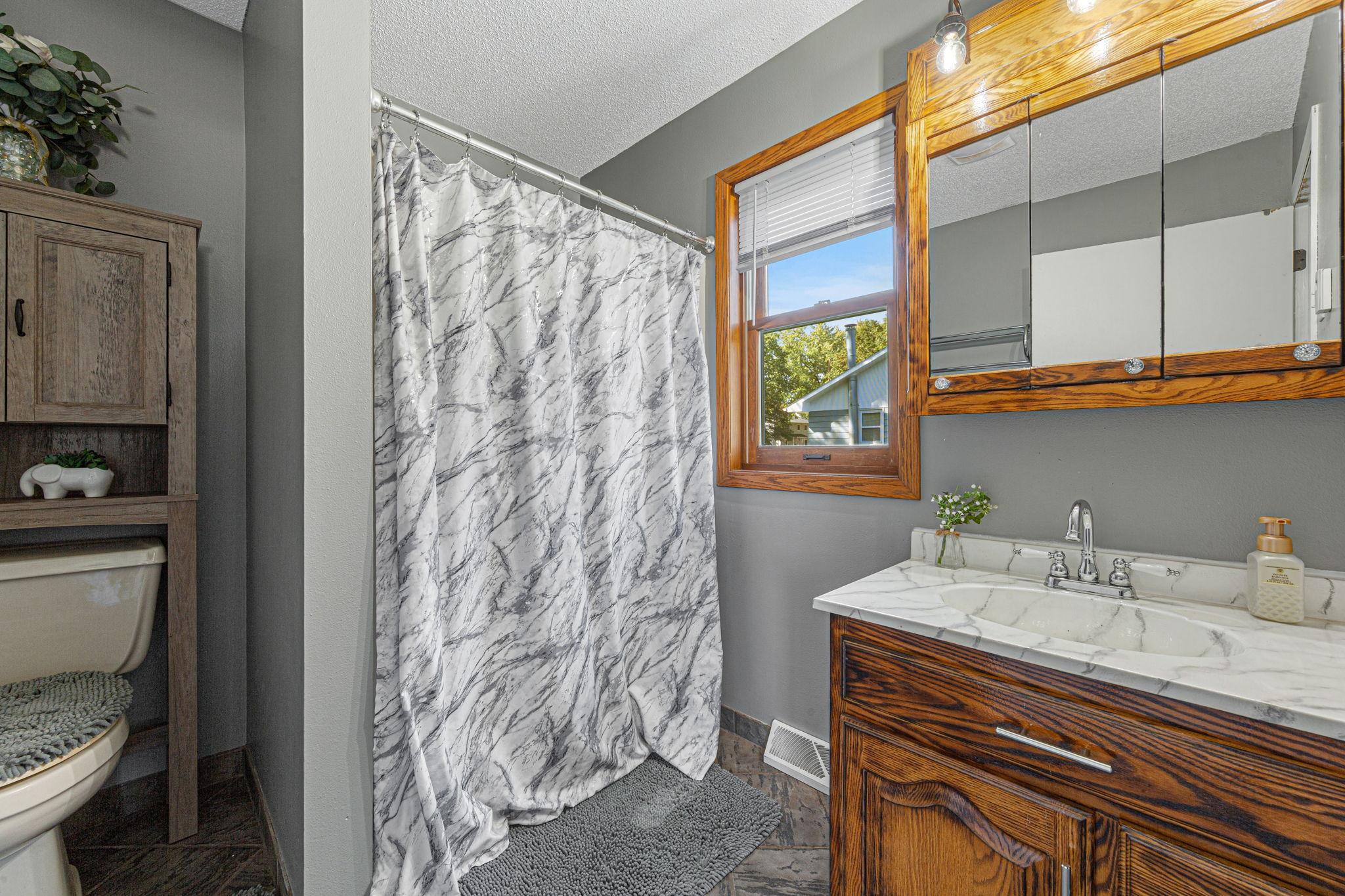 27-web-or-mls-27 Main bathroom.jpg