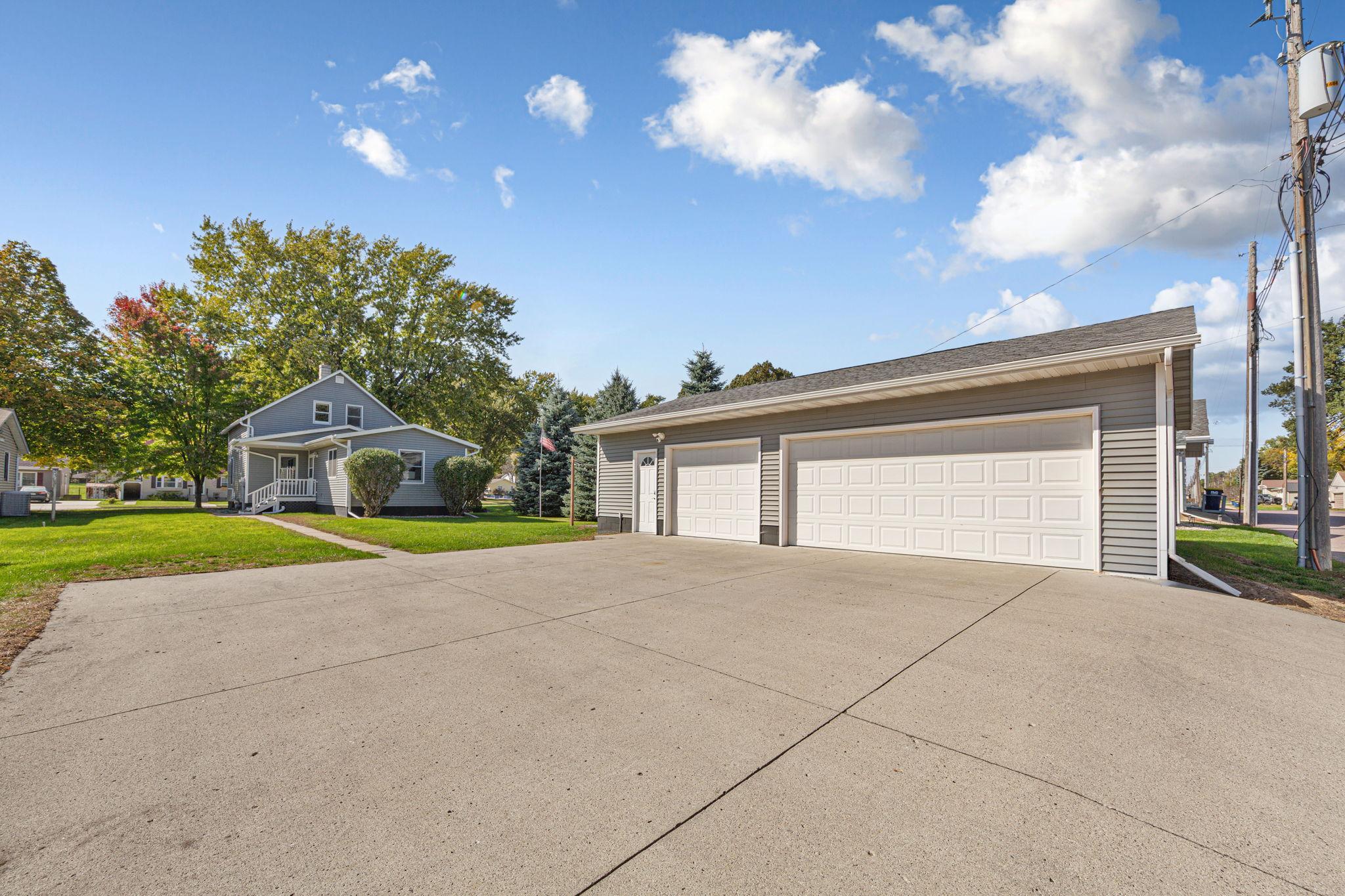 8-web-or-mls-8 Garage.jpg