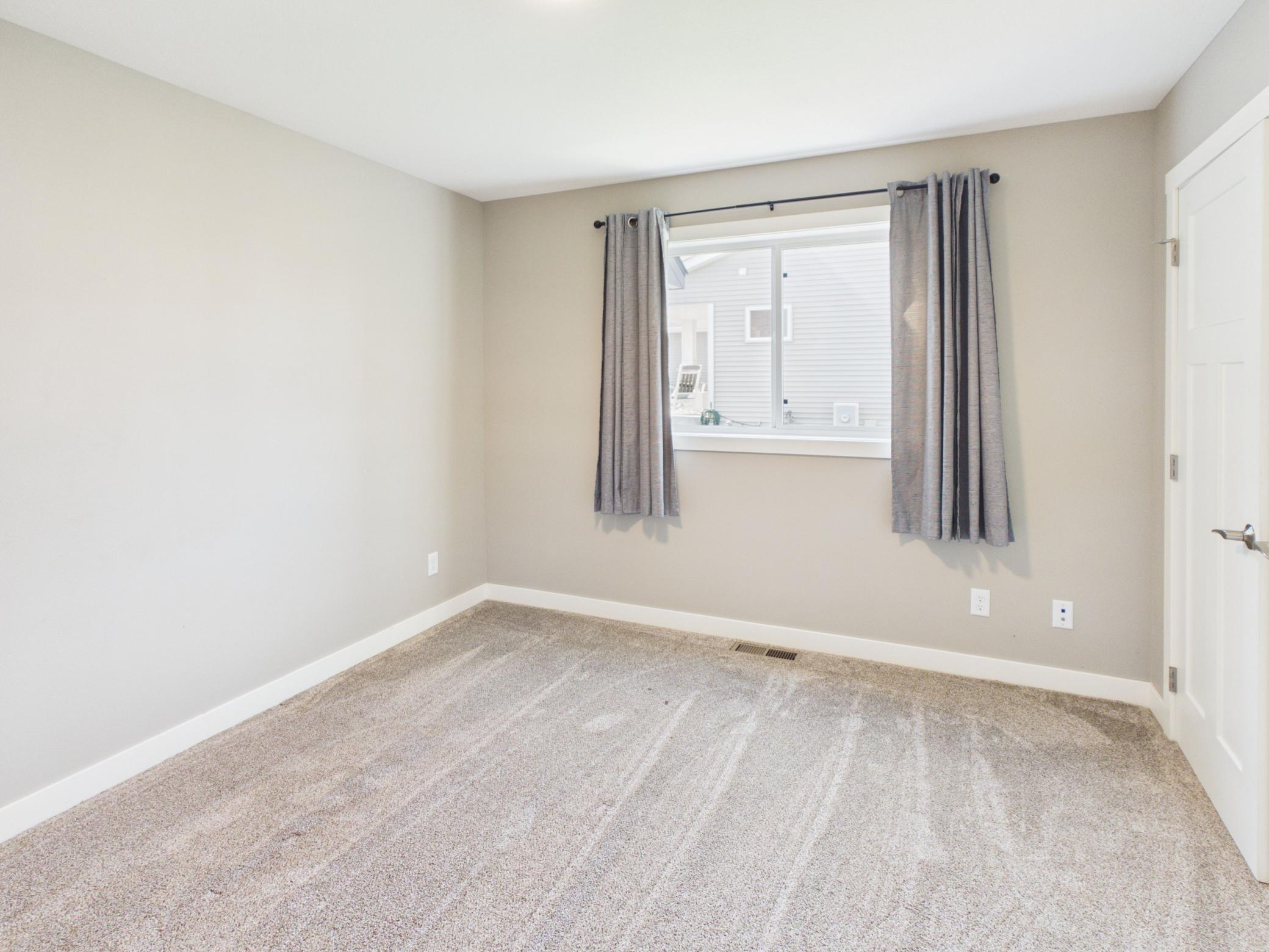 Main Floor Bed 02