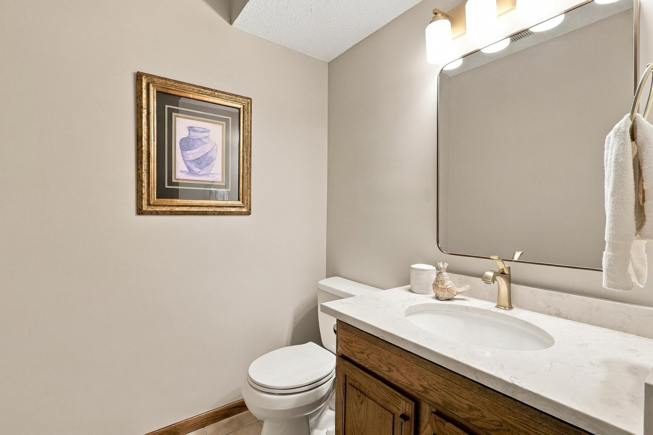 Updated main-floor bathroom with attractive finishes.