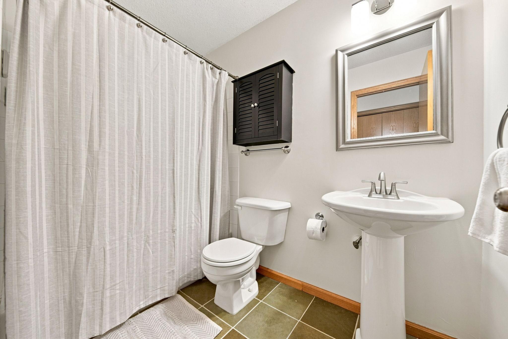 Upper level full bathroom.