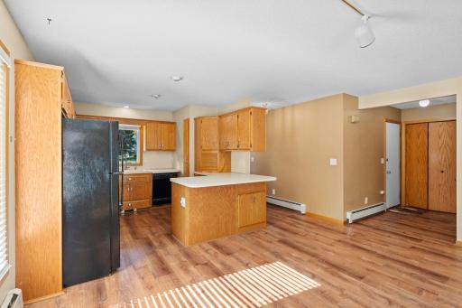 9-web-or-mls-8008 Mt Curve Blvd-18 (2).jpg