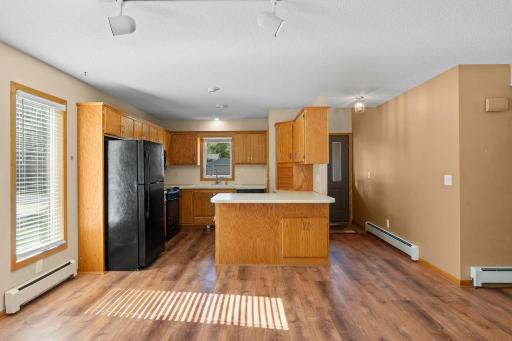 7-web-or-mls-8008 Mt Curve Blvd-8 (2).jpg