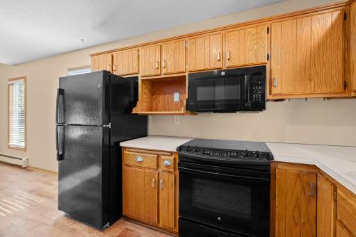 14-web-or-mls-8008 Mt Curve Blvd-43 (2).jpg