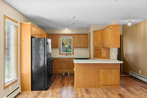 8-web-or-mls-8008 Mt Curve Blvd-13 (2).jpg