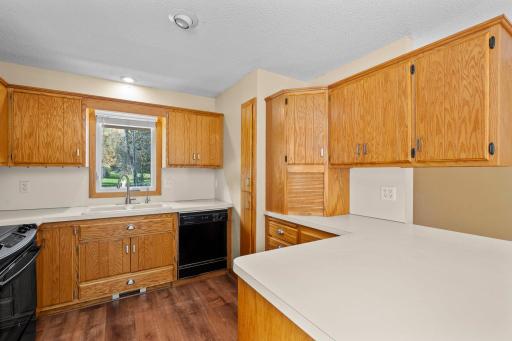 10-web-or-mls-8008 Mt Curve Blvd-23 (2).jpg
