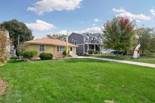 Edina property is in a great location with easy access to France Avenue and the Crosstown for commuting.