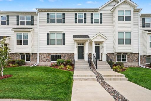 7508 38th Street N, Oakdale, MN 55128