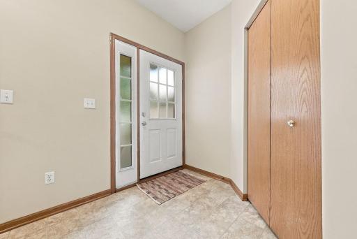 10-web-or-mls-11679_Langford_Circle_Burnsville_002.jpg
