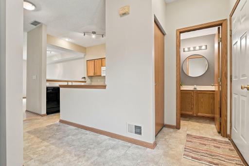 11-web-or-mls-11679_Langford_Circle_Burnsville_001.jpg