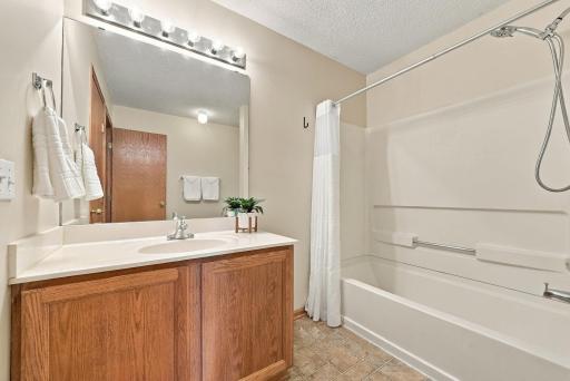 38-web-or-mls-11679_Langford_Circle_Burnsville_020.jpg