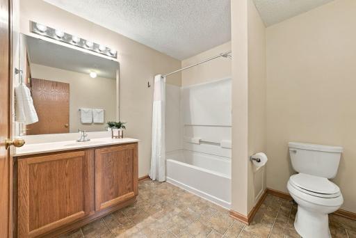 37-web-or-mls-11679_Langford_Circle_Burnsville_018.jpg