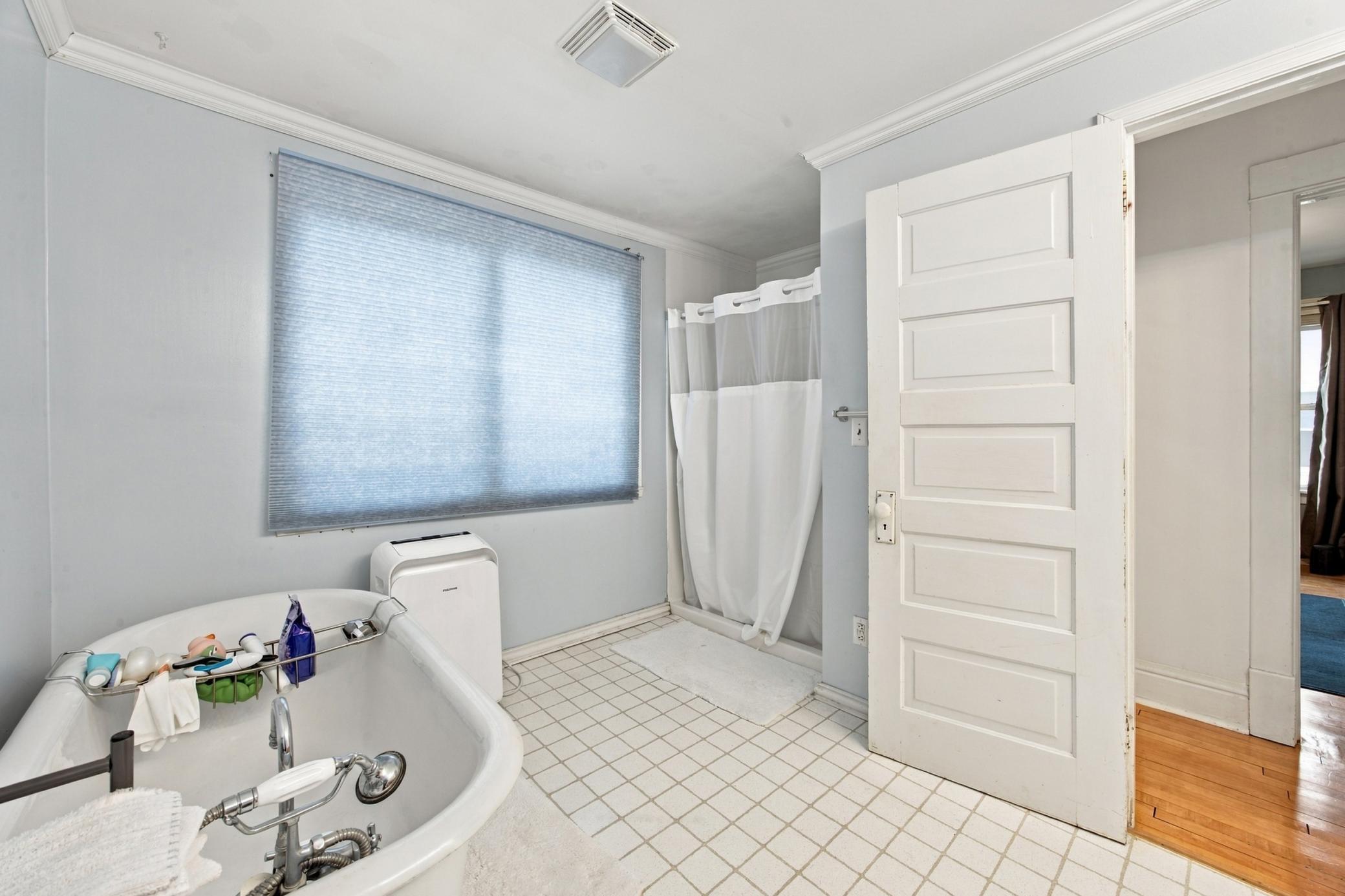 Bathroom (Up)