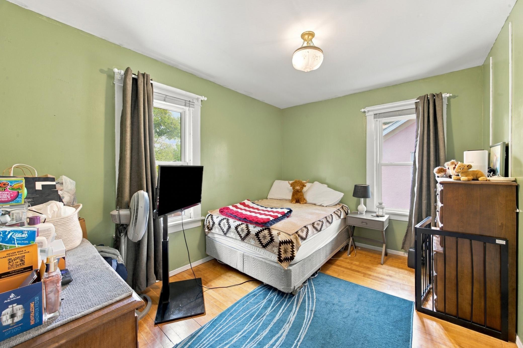 2nd Bedroom (Up)