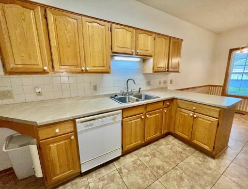 Nice working kitchen with peninsula counter