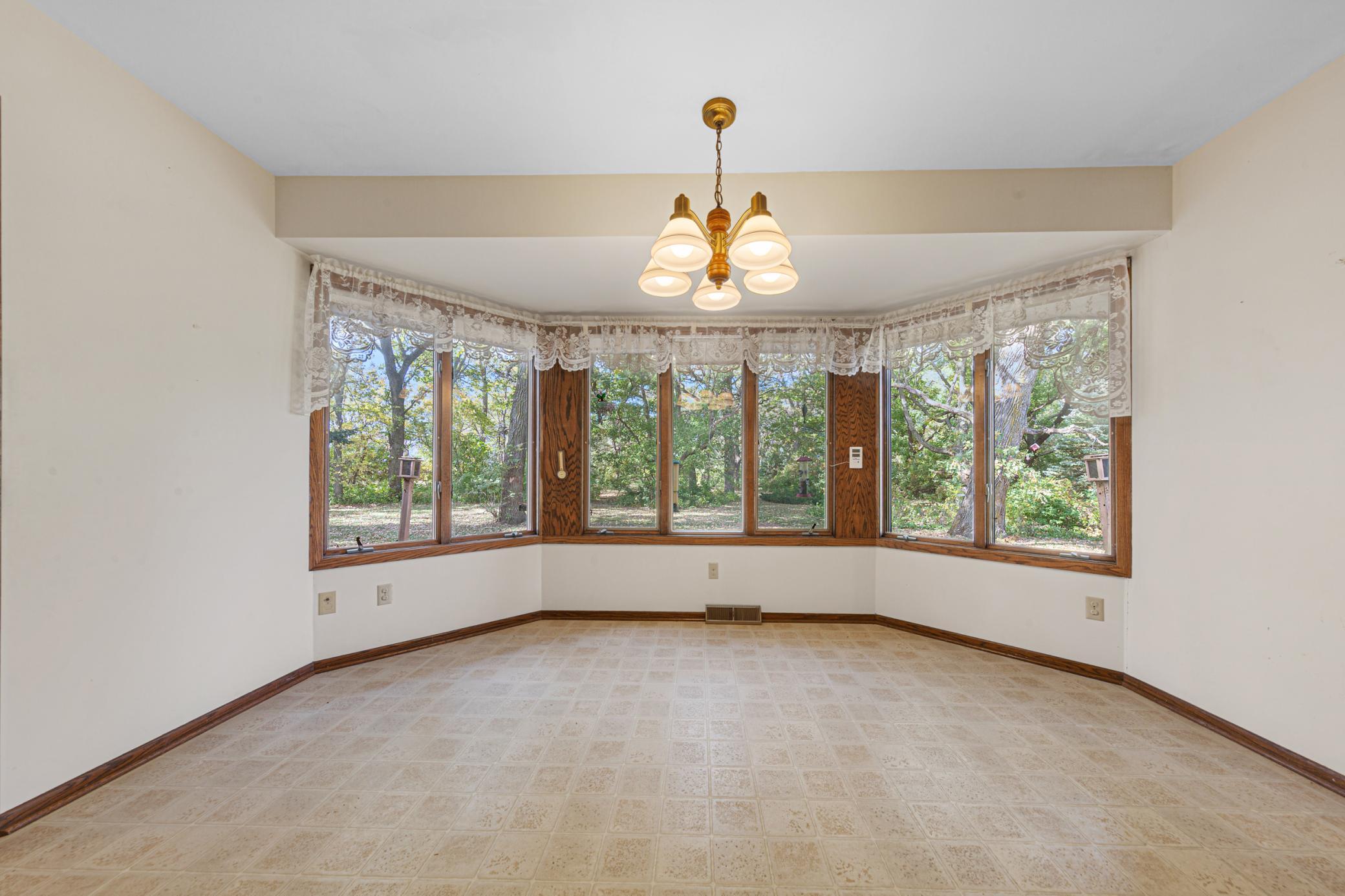 21_17 breakfast nook.jpg