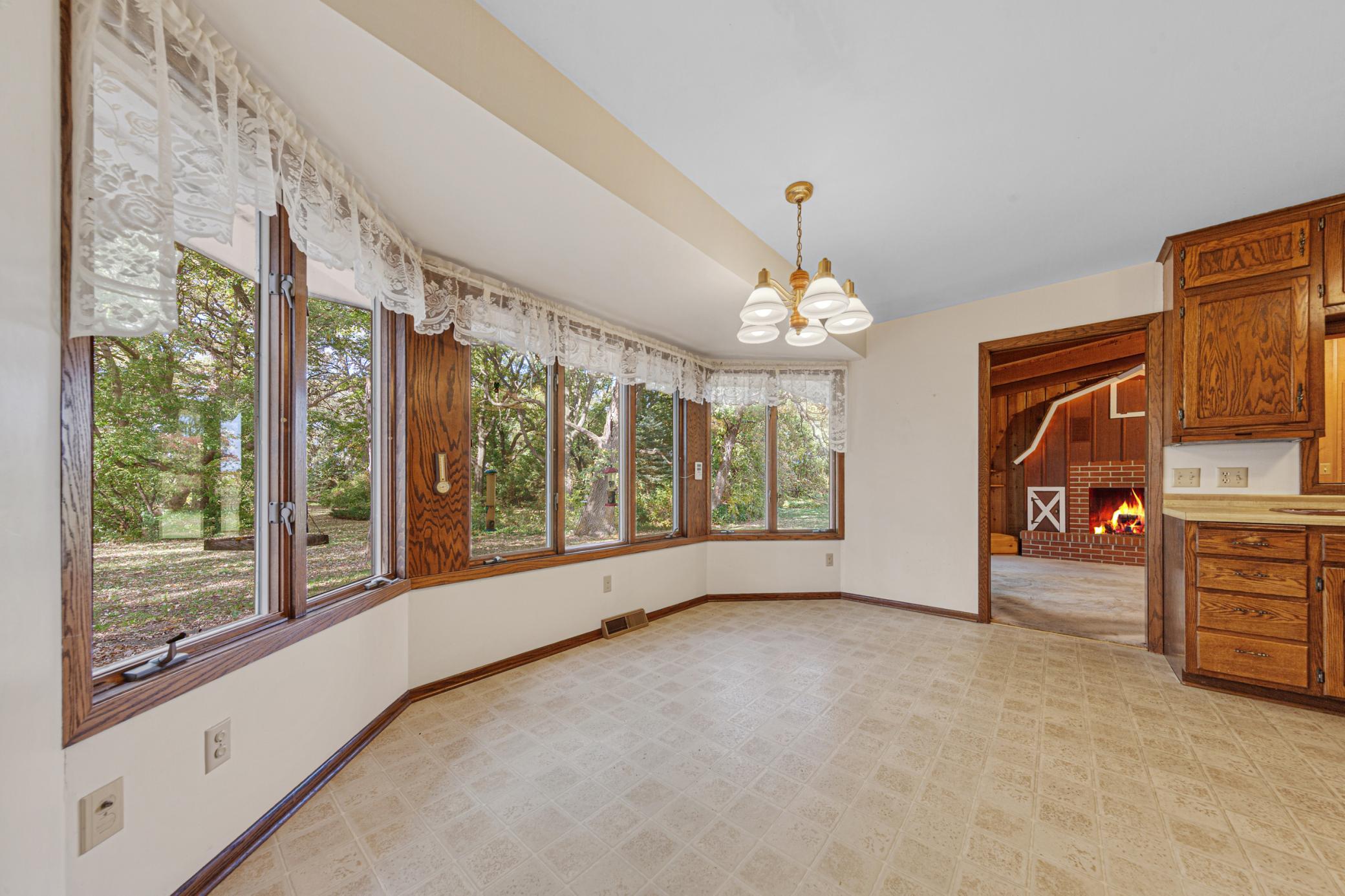 23_18 breakfast nook.jpg
