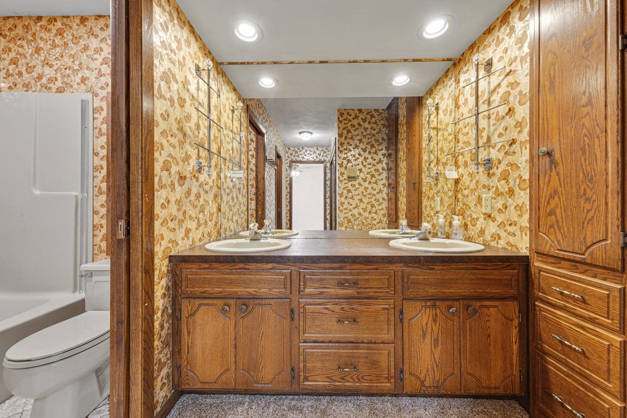 52_44 main bathroom.jpg