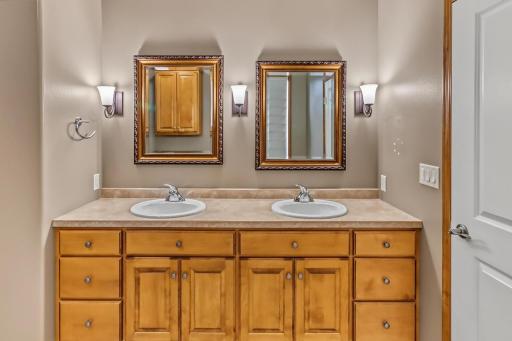 797 Villa Park Way, West Fargo, ND 58078
