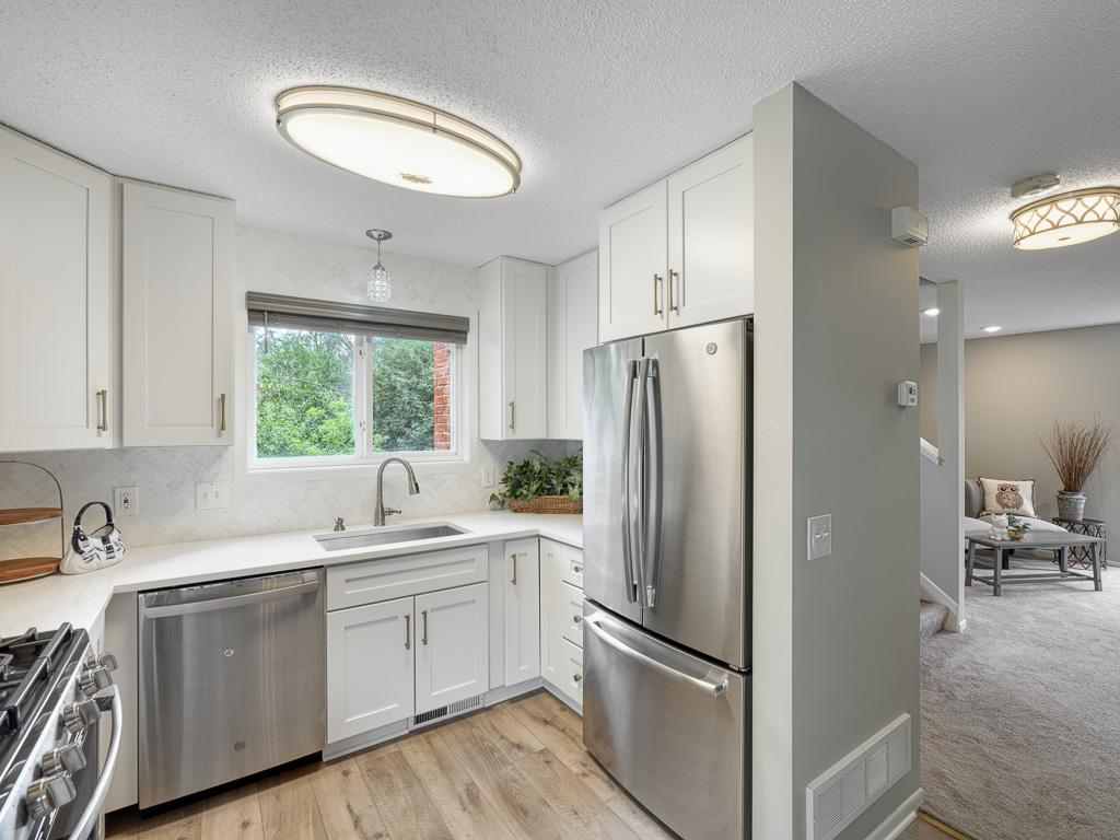 8 - Kitchen.jpg