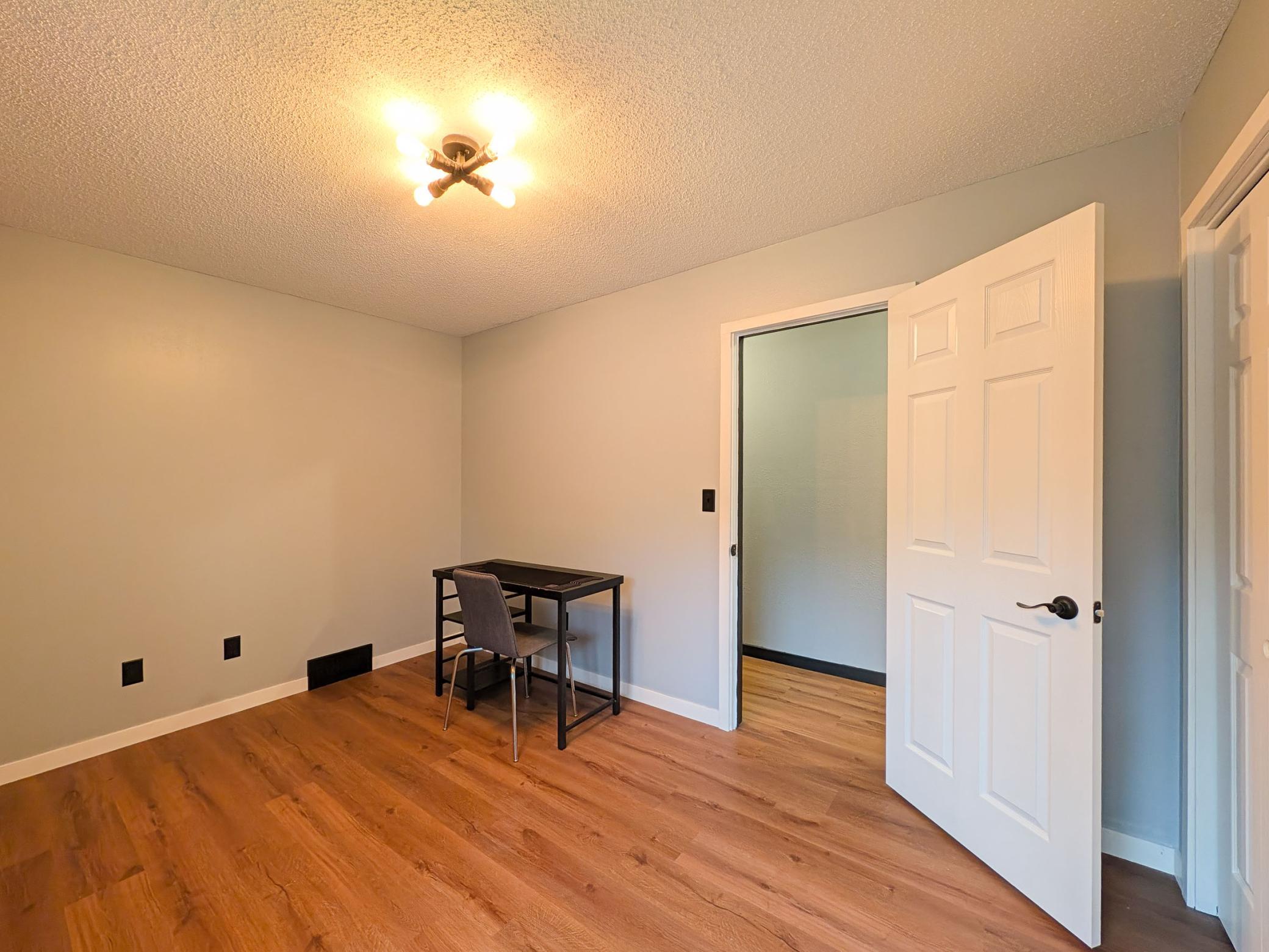 L2P048-5902 3rd St N, Moorhead.jpg