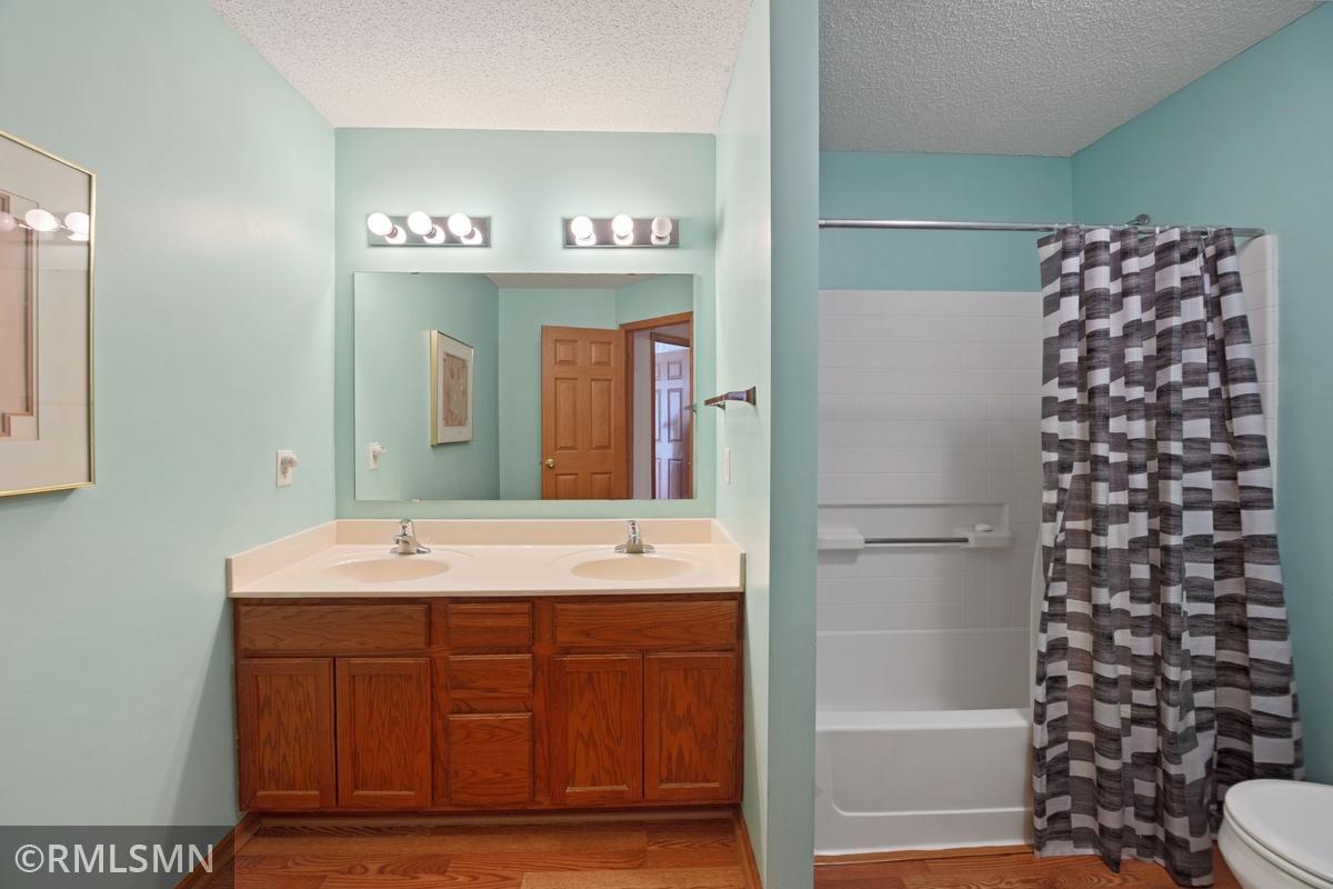 09 UPPER FULL BATHROOM.jpg