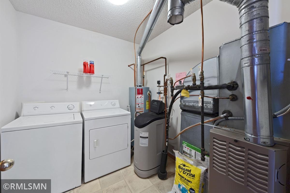12 UPPER LAUNDRY.jpg