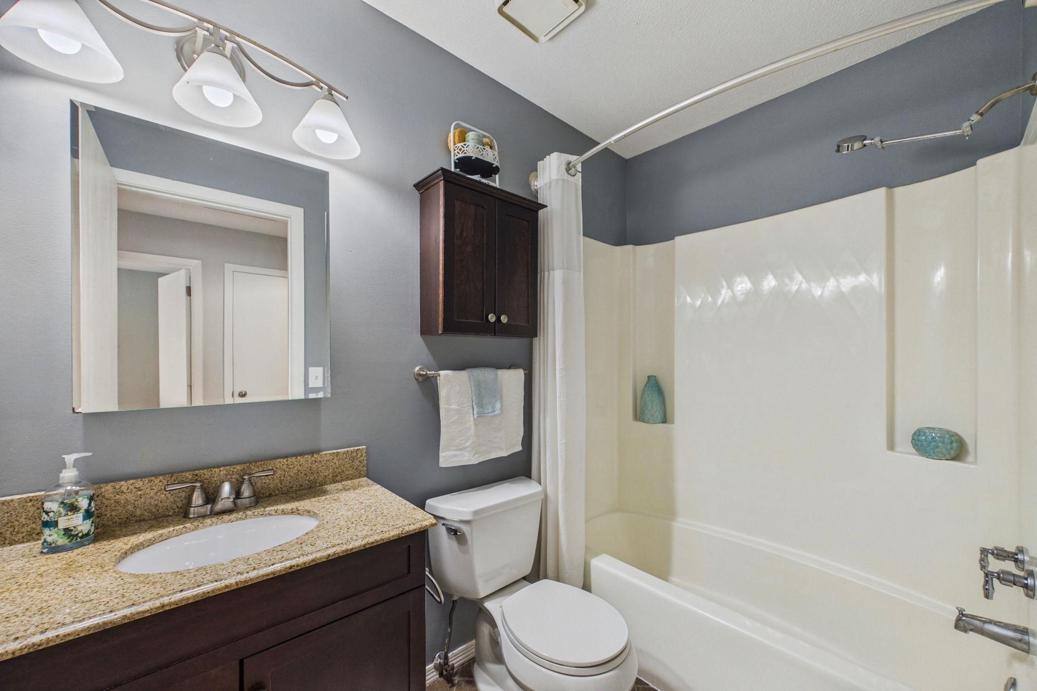 Full bathroom on 2nd floor