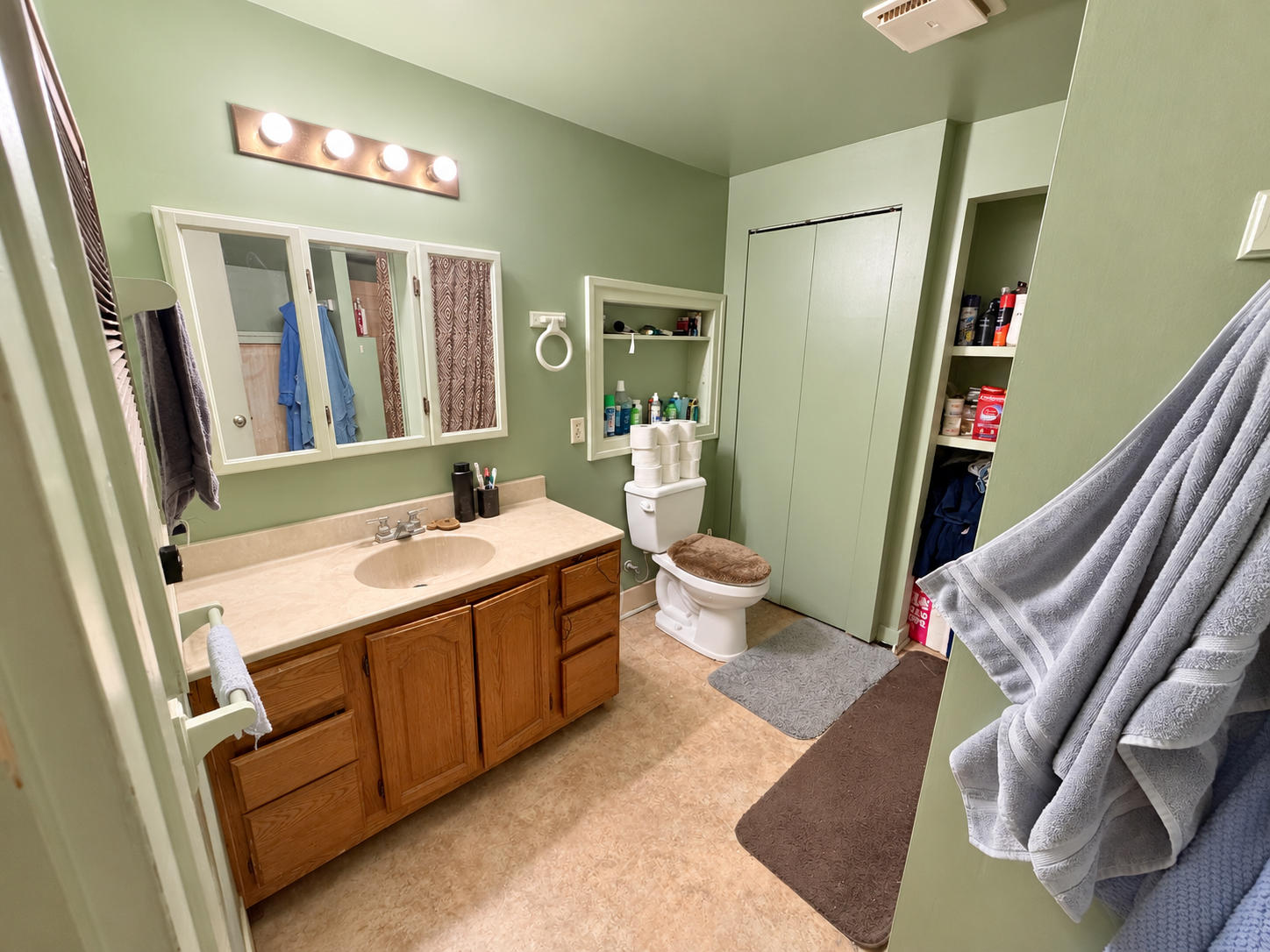 Upper Unit Full Bath