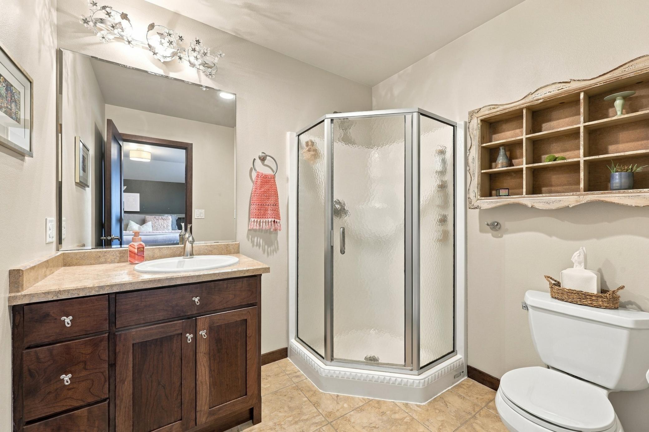 en-suite bath to bedroom 4