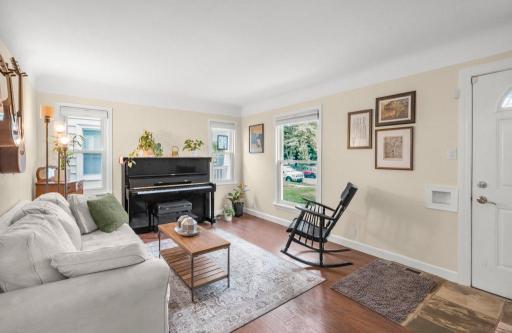 Itâs easy to imagine this living room doing double duty beautifullyâfull of conversation and laughter when friends and family gather, then settling back into a comfortable, sun-filled spot for a quiet morning, a good book, or an evening at home.