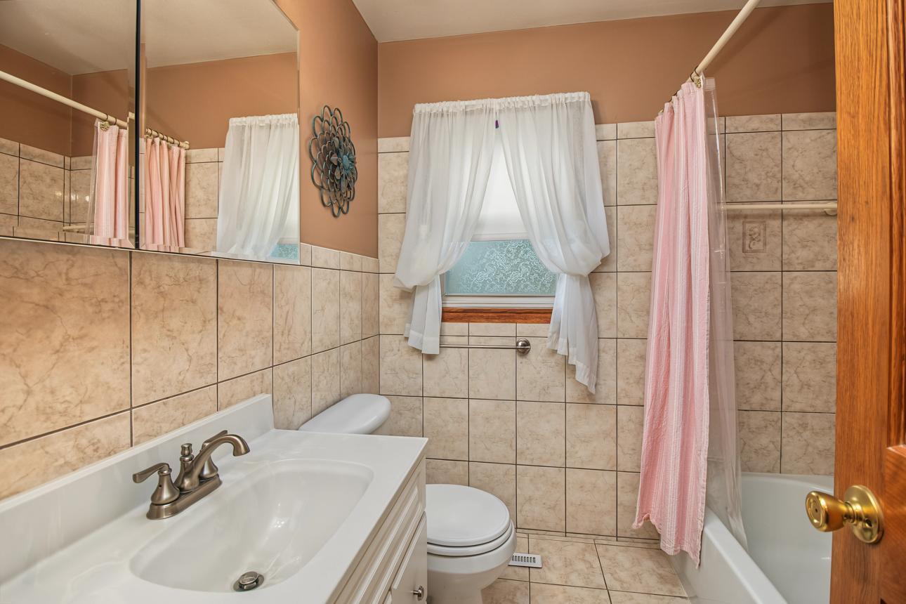 Main level full bath