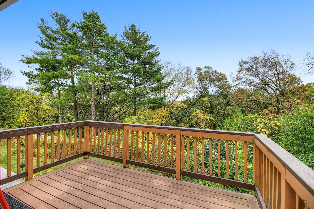 Balcony overlooking private backyard, bluff and river