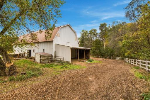Barn with fenced in pasture and lean to for the horses!