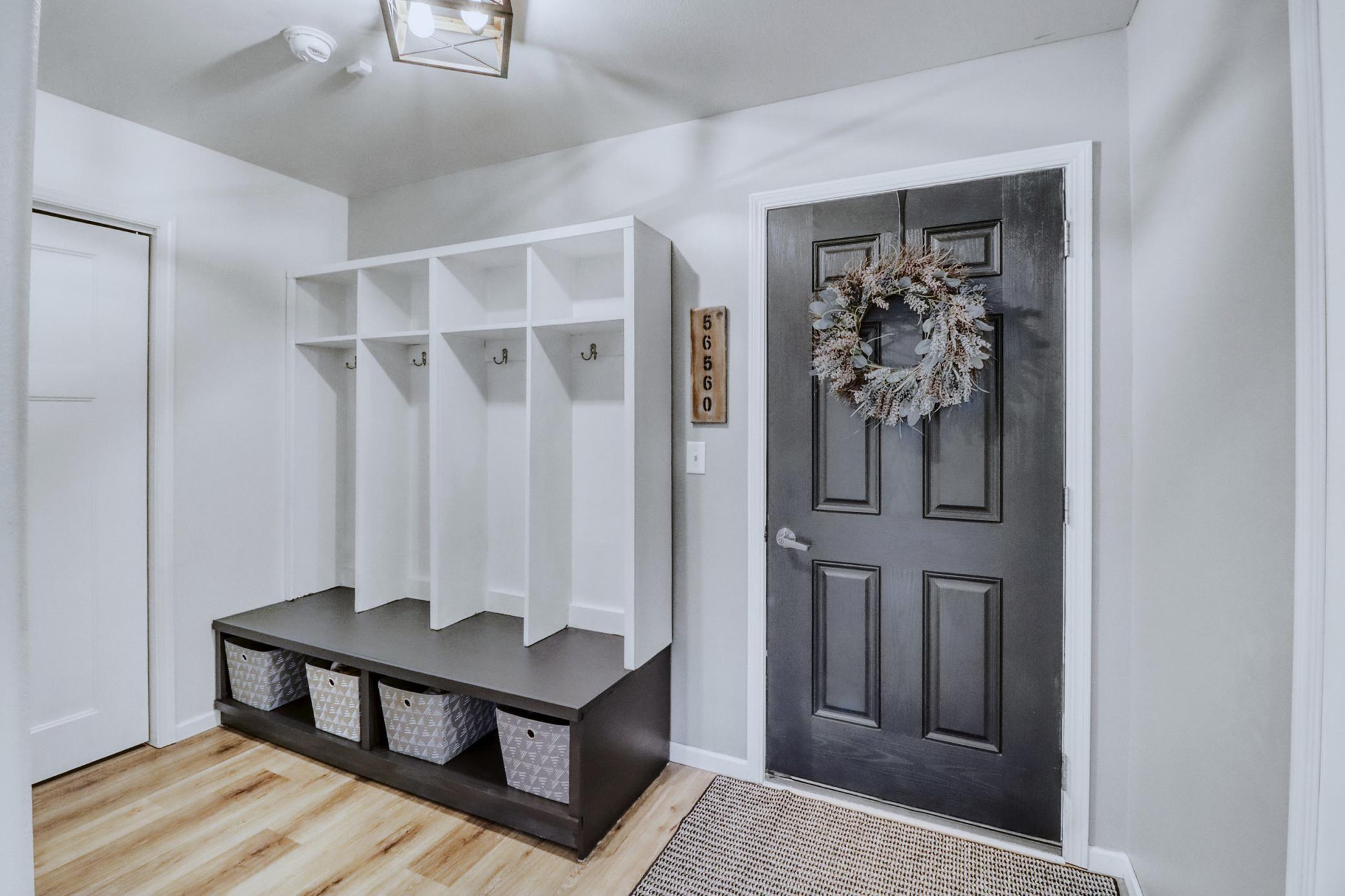 Mudroom1_0-3264.JPG