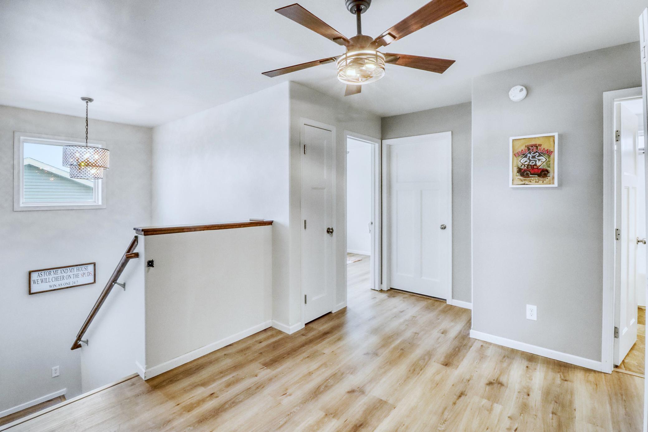 Upstairs1_3-3264.JPG