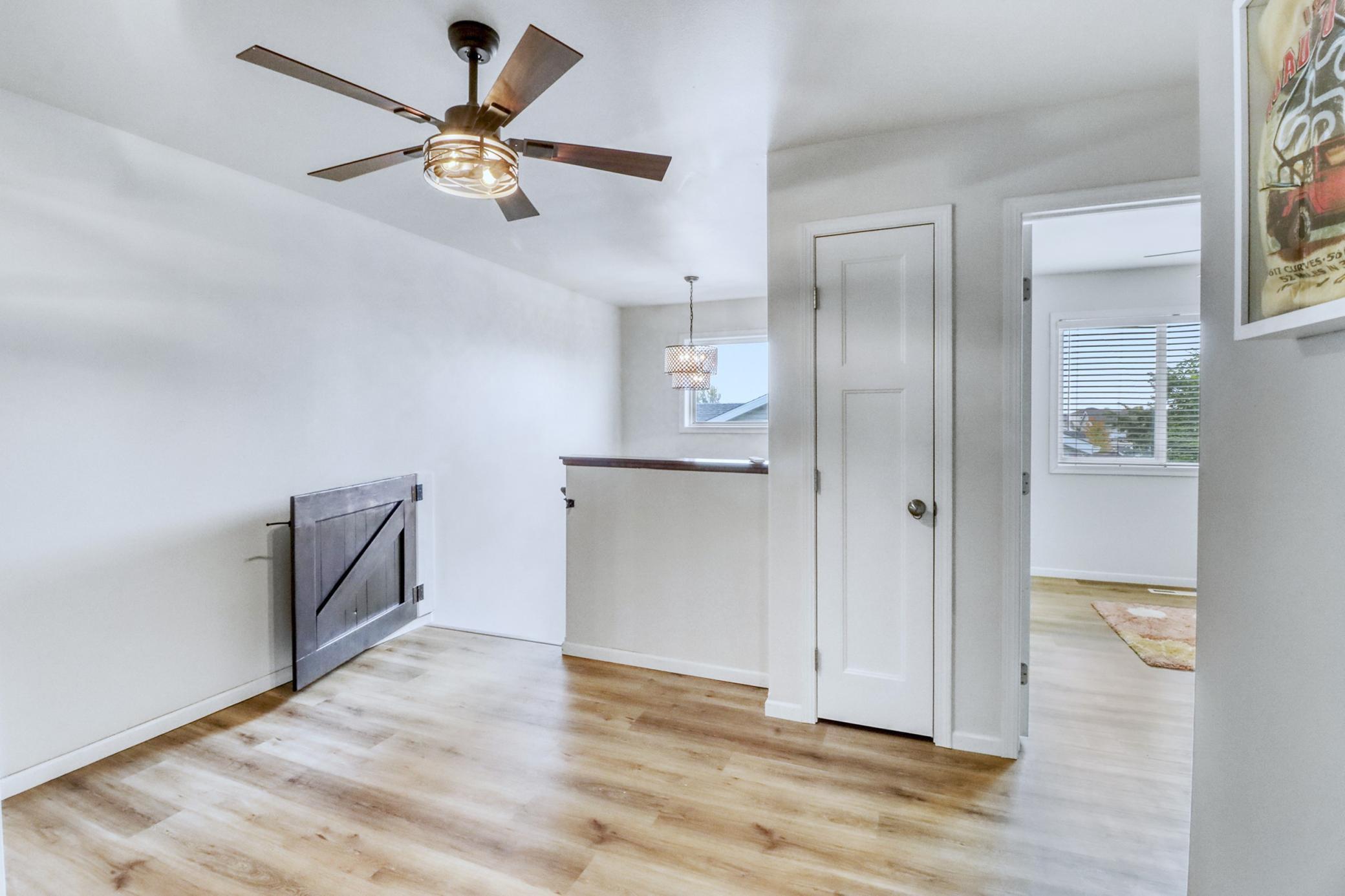 Upstairs1_2-3264.JPG