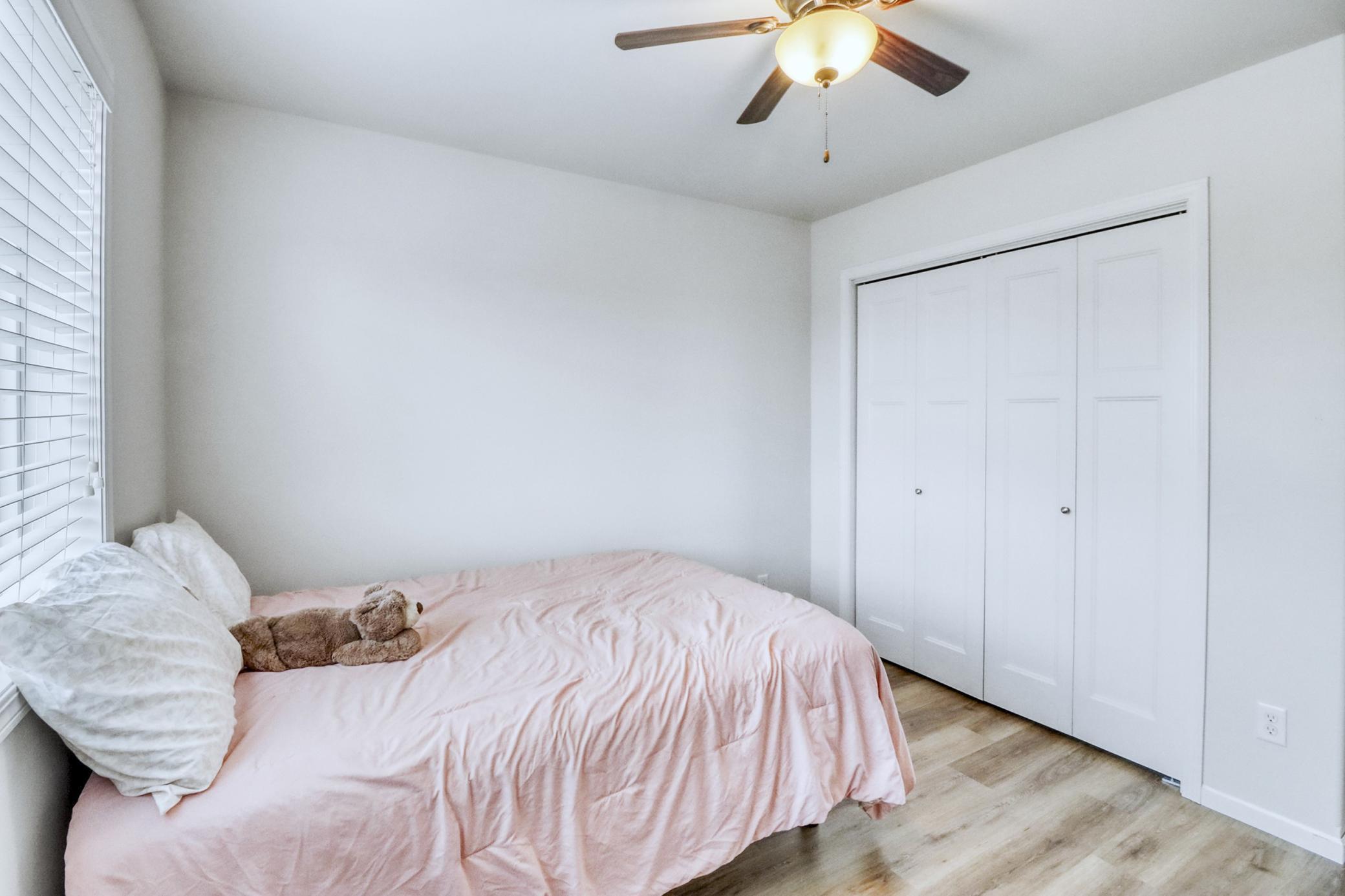 Upstairs Bedroom1_2-3264.JPG