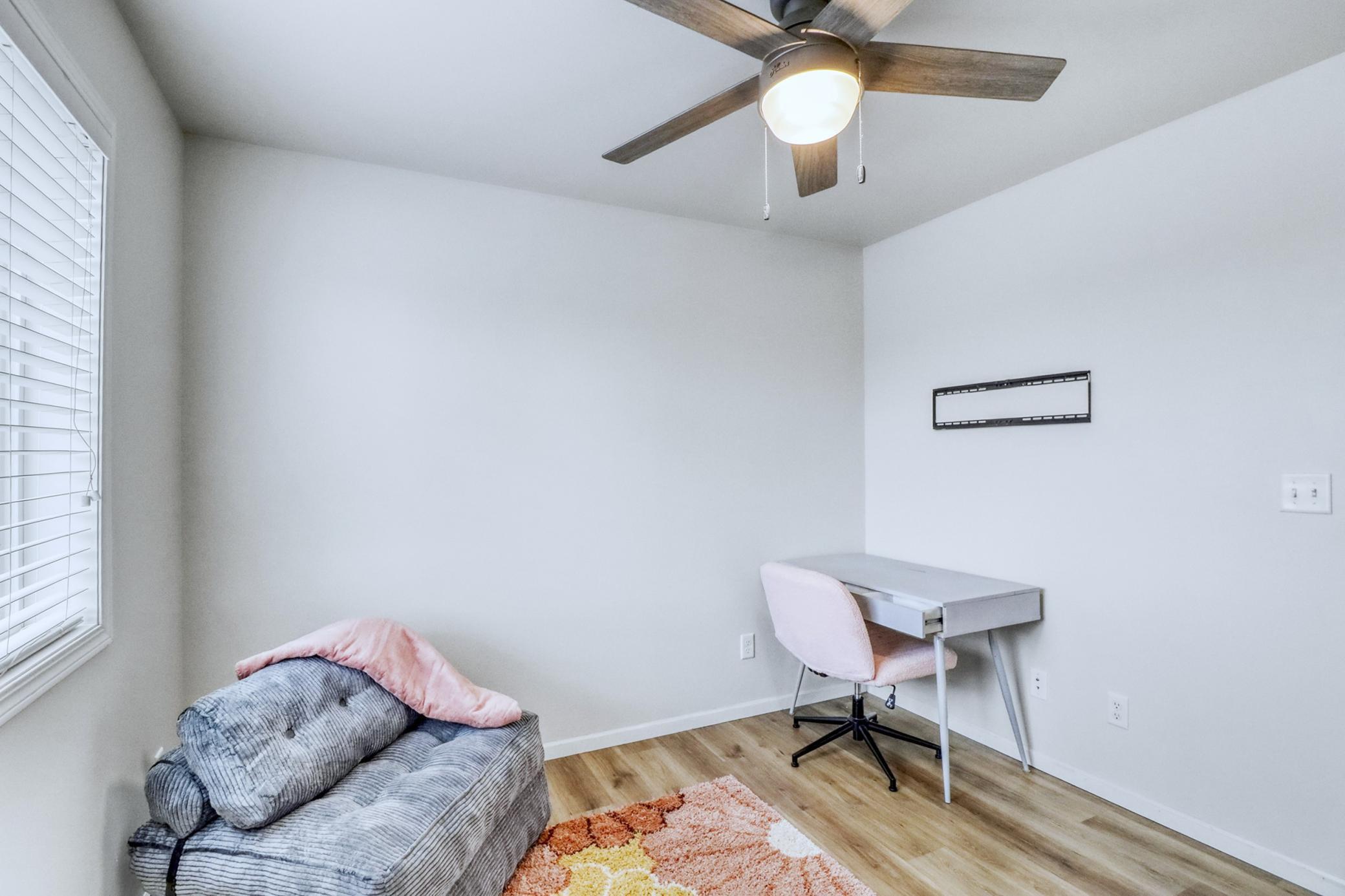 Upstairs Bedroom2_2-3264.JPG