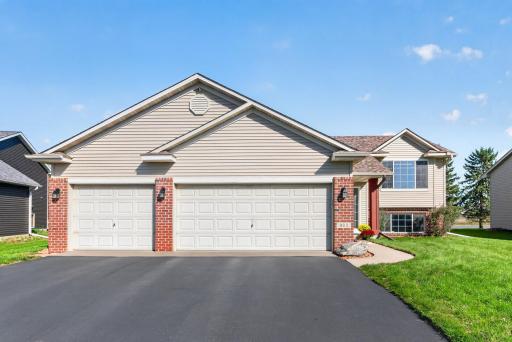 911 Cobblestone Lane, Belle Plaine, MN 56011