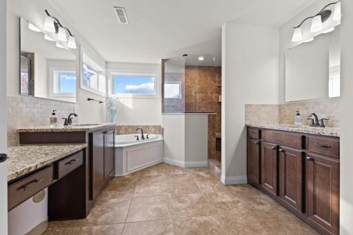 1540 Deephaven Drive, Woodbury, MN 55129