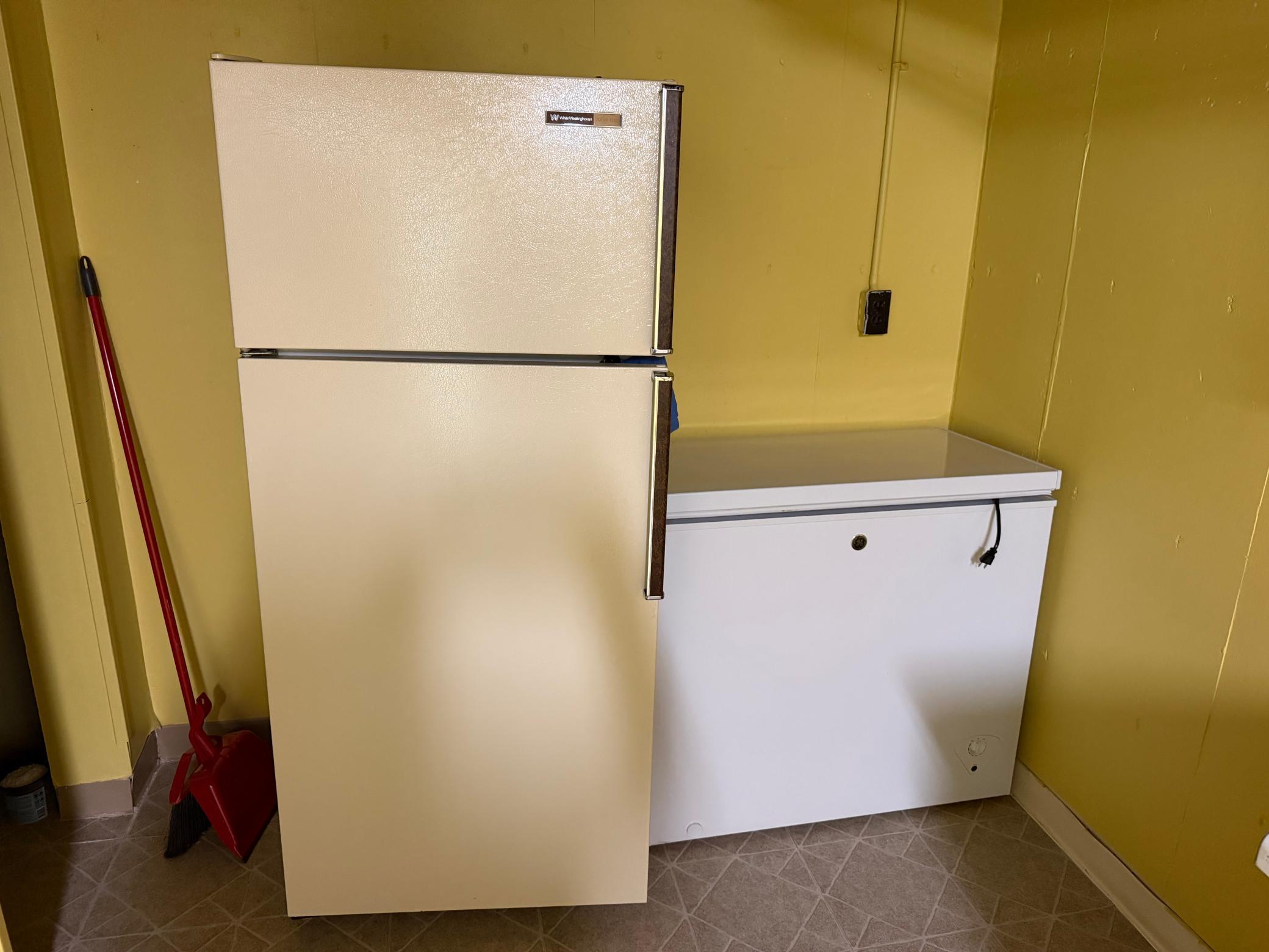 Fridge and freezer works and is included if buyer wants