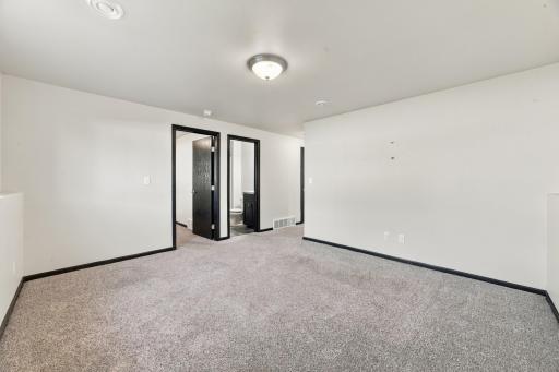 916 Eaglewood Avenue W, West Fargo, ND 58078