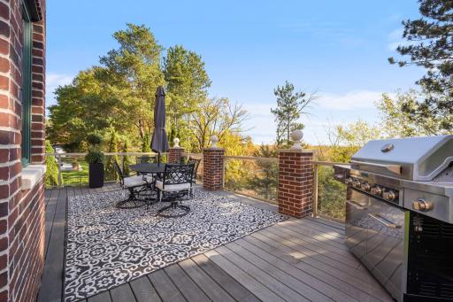 Large deck overlooks bluffs with maintenance free decking
