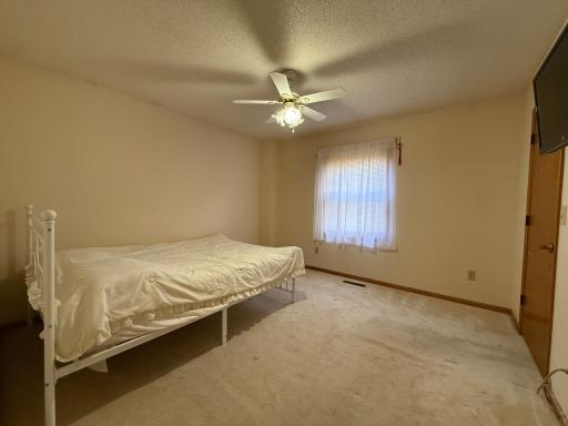 886 Iroquois Avenue, Saint Paul, MN 55119